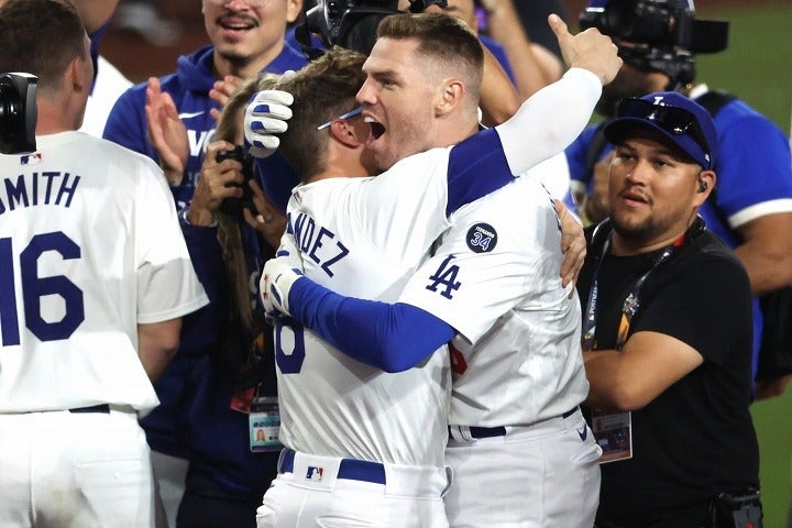 劇的勝利の後に抱き合うフリーマン（中央右）とE・ヘルナンデス（中央左）。(C)Getty Images