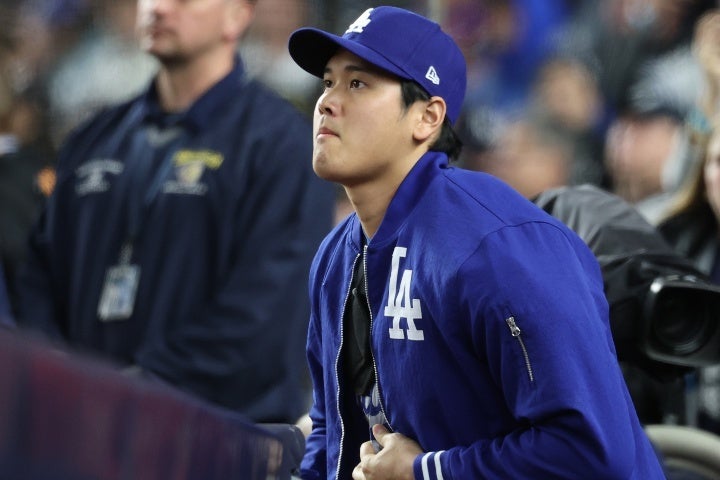 試合前、大谷の左肩には黒いサポーターがつけられていた。(C)Getty Images