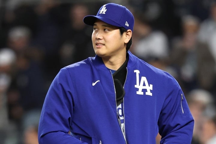 試合前や試合中、大谷はサポーターを付けて痛めた左肩を温めていた。(C)Getty Images