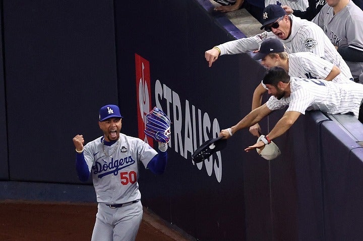 試合後コメントしたベッツ（左）。(C)Getty Images