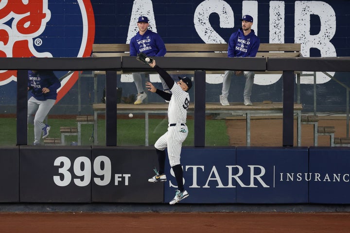 フェンス激突のスーパープレーを披露したジャッジ。(C)Getty Images