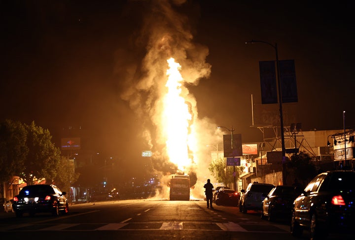 LAメトロバスがドジャースの祝賀会で行なわれている最中に放火されるなど、ロサンゼルスの街は大混乱となっている。(C)Getty Images