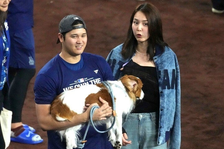 大谷と真美子夫人、そしてデコピンがWS優勝パレードに参加した。写真：AP/AFLO