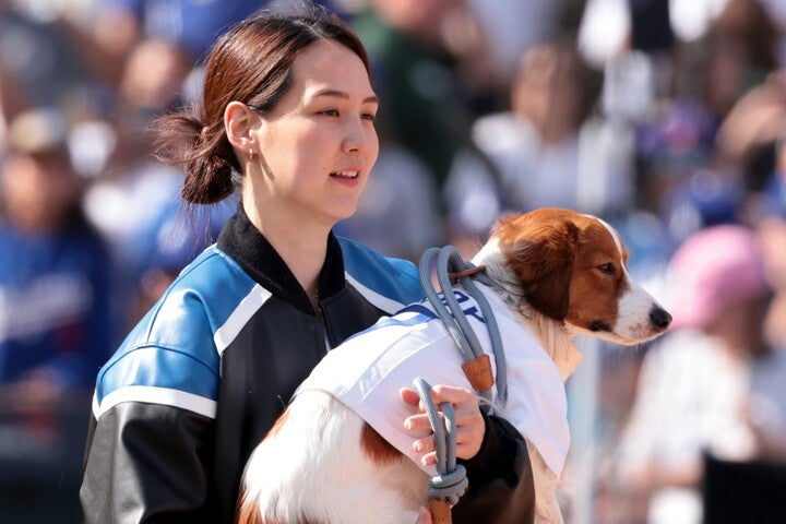 お洒落なパンツコーデを披露した真美子夫人。愛犬のデコピンも登場した。(C)Getty Images