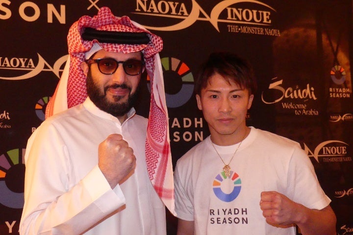 リヤド・シーズンとのスポンサー契約書に調印した井上（右）。左はトゥルキ・アラルシク長官。写真：Riyadh Season 2024提供