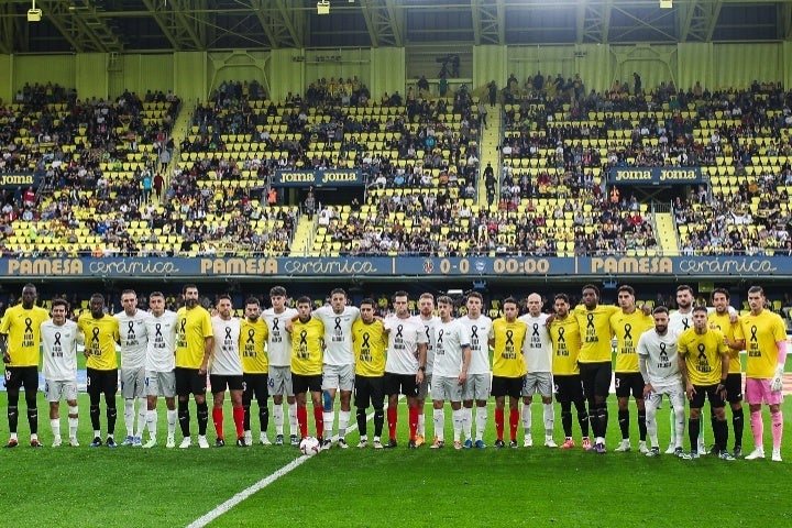 試合前には黙祷が捧げられた。(C)Getty Images