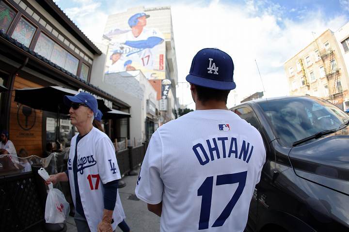 ロサンゼルスでは至るところに大谷のユニホームや広告ビジュアルがみられる。(C) Getty Images