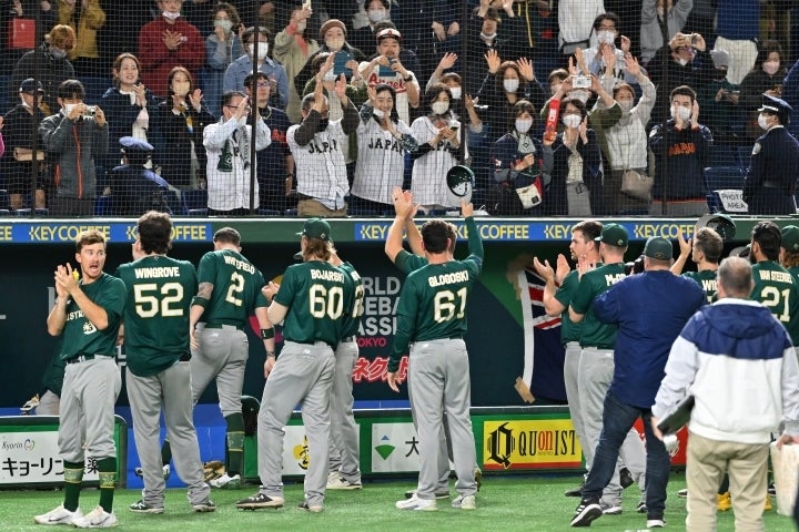 23年のWBCでファンの声援に応えるオーストラリア代表。(C)Getty Images