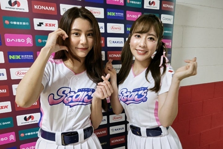 台湾チアのKAHO（右）と各務礼美奈（左）。(C)THE DIGEST