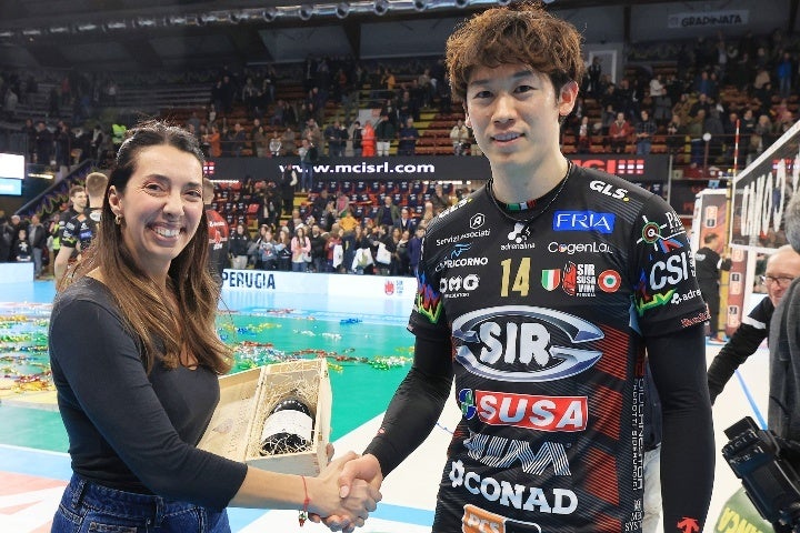 石川（左）は今季セリエA開幕８試合目で早くも３度目のMVPを受賞した。(C)Lega Pallavolo Serie A