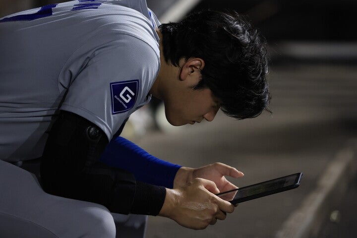 大谷がタブレットで相手のデータを確認する光景はもはやおなじみ。ビッグデータ・ベースボールはMLBのトレンドだが、かつては……。(C)Getty Images