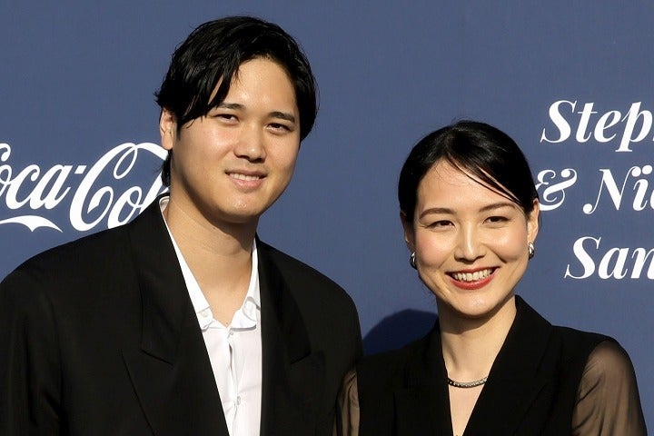 真美子夫人（右）とデコピンと喜びを分かち合った大谷（左）。(C) Getty Images