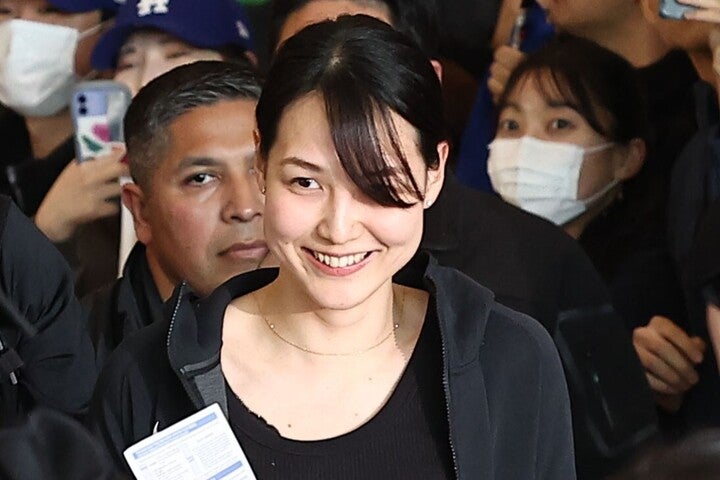 大谷翔平のMVP受賞で上品なワンピース姿を披露した真美子夫人。(C)YONHAP NEWS/AFLO