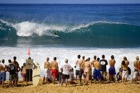 これまでオアフ島ノースショアのパイプラインでは数々の伝説が生まれてきた。(C) Getty Images