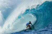 パリ五輪サーフィンは、仏領のタヒチ島チョープーで開催。仏代表のカウリ・バーストが金メダルに輝いた。(C) Getty Images