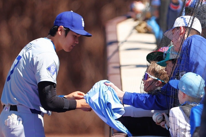 カブスの本拠地でファンにサインを書く大谷（左）。(C)Getty Images