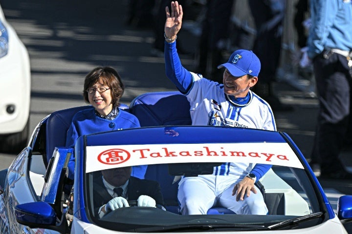 オープンカーに三浦監督（右）と一緒に乗った南場オーナー（左）はファンの声援に応えた。写真：金子拓弥（THE DIGEST写真部）