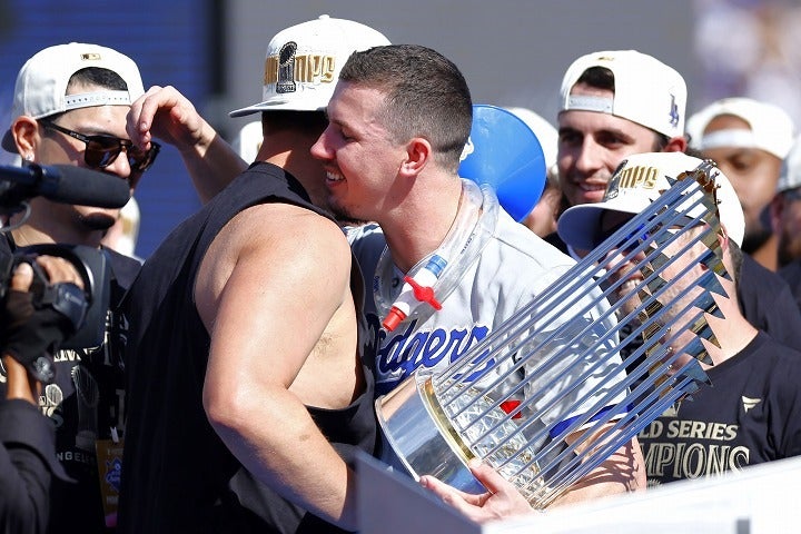 優勝トロフィーを手にカーショウ（中央左）と抱き合うビューラー（中央右）。(C)Getty Images