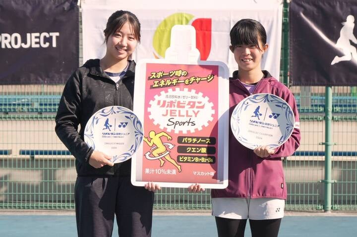 女子シングルス決勝は吉田理世（左）の途中リタイアにより北岡美空（右）が優勝。北岡はダブルでも優勝しており２冠を達成した。写真提供：ヨネックス