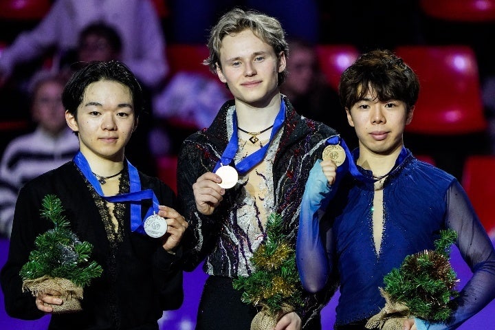 GPファイナルで鍵山（左）と佐藤（右）がダブル表彰台を決めた。(C)Getty Images