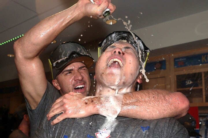 大谷翔平を抑え込んでシャンパンを浴びせるフラハティ。(C)Getty Images