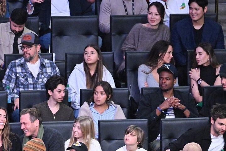 チェックのシャツを身に纏い、メガネをかけてNBA観戦するマット・デイモン（左真ん中）。(C) Getty Images