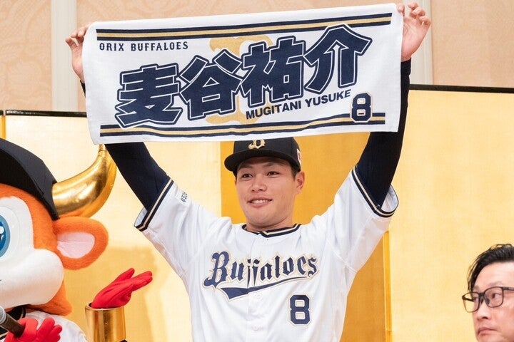 高校を一度中退して転校も経験しながら、富士大で実績を積んでドラフト1位指名された麦谷。プロでも背番号8の躍動に注目したい。写真⚫︎野口航志