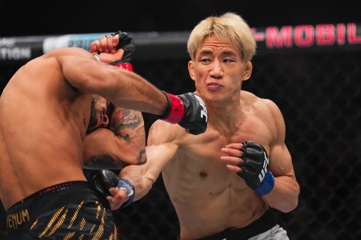 UFCデビュー戦で黒星を喫した朝倉（右）。再起に向けてインスタに決意を綴った。(C) Getty Images