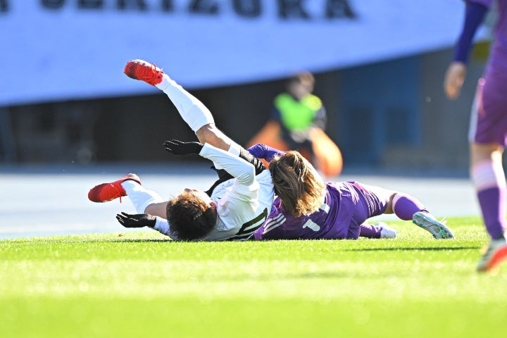 14日の試合では主役の中村（左）を豪快なタックルで倒した吉田沙保里（右）さん。写真：金子拓弥（THE DIGEST写真部）