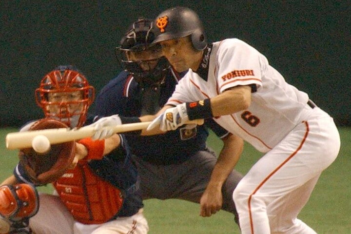 バントの神様こと川相昌弘が活躍したのは90年代に入ってから。そう考えると日本プロ野球で送りバントが盛んに行われるようになったのは、実は意外と新しいのでは……？　写真：産経新聞社