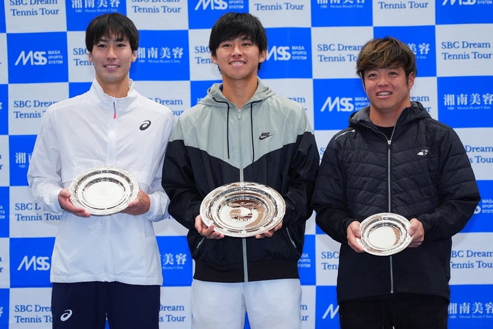 SBCドリームテニス、男子優勝の中川直樹（中央）、準優勝の綿貫陽介（左）、３位の片山翔。写真：田中研治（THE DIGEST WEB）