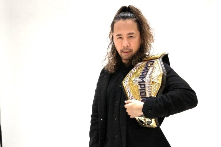 中邑真輔はWWEのUS王座を肩に掲げた。(C)THE DIGEST