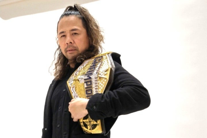 中邑真輔はWWEのUS王座を肩に掲げた。(C)THE DIGEST