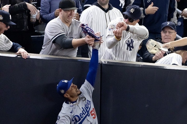 ファンに捕球を妨害されたベッツ（下）。(C) Getty Images