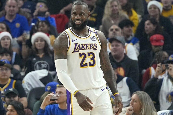 レブロンは12月30日に40歳の誕生日を迎え、NBA史上32人目の40代プレーヤーの仲間入りを果たした。(C)Getty Images