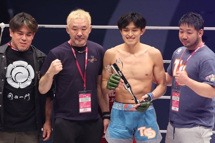 MMAデビュー戦を勝利した桜庭大世（右から２人目）。左は父・和志。写真：永島裕基