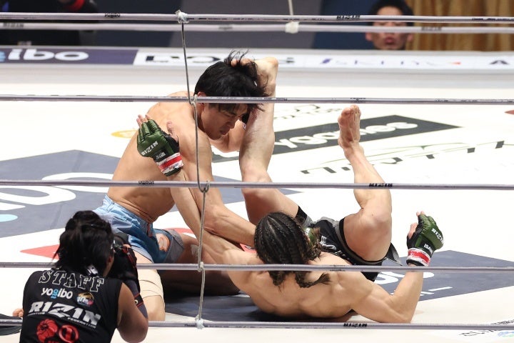 MMAデビュー戦の桜庭大世（左）は矢地（右）をわずか26秒で葬り去った。写真：永島裕基