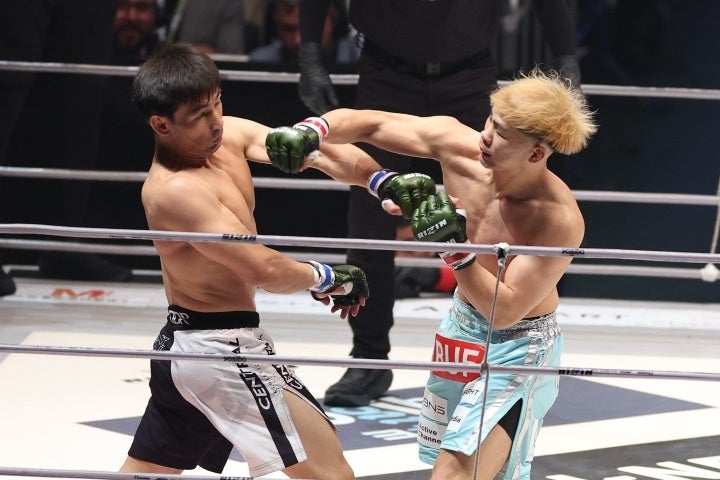 YA-MANとダウトベックは激しい打ち合いを演じた。写真：永島裕基