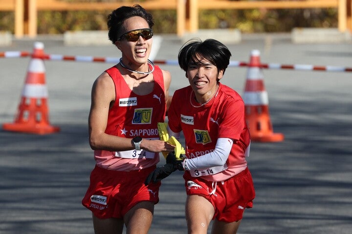 ５区を担った城西大の斎藤将也（右）。力走中に思わぬ事態に直面した。写真：滝川敏之