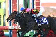 有馬記念はレガレイラ（奥）がシャフリヤール（手前）の猛追を抑えて優勝。３歳牝馬Vは64年ぶりの快挙だった。写真：産経新聞社