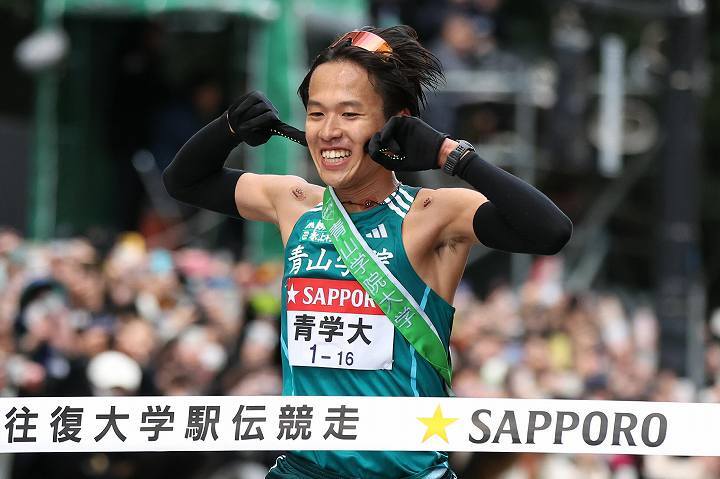 青山学院大は10時間41分19秒の大会新記録で８度目の優勝を飾った。写真：滝川敏之