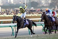 無敗のディープインパクトに土をつけたハーツクライ（左）が有馬記念を勝った。写真：産経新聞社