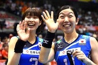 ロンドン五輪銅メダリストの木村沙織（左）と荒木絵里香（右）。元チームメイトの長女の大活躍に目を細めた。(C)Getty Images