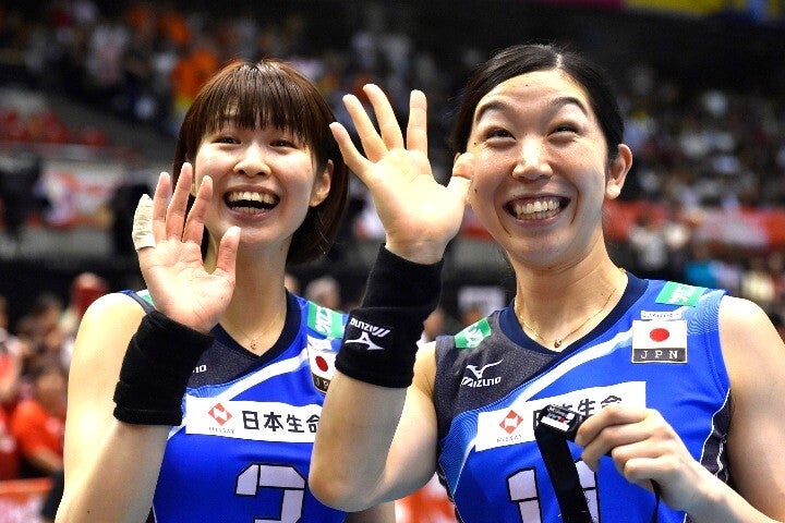 ロンドン五輪銅メダリストの木村沙織（左）と荒木絵里香（右）。元チームメイトの長女の大活躍に目を細めた。(C)Getty Images