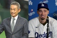 日本の野球殿堂入りを果たしたイチロー氏（左）をドジャースのスネル（右）が祝福した。写真：梅月智史（THE DIGEST写真部）、Getty Images