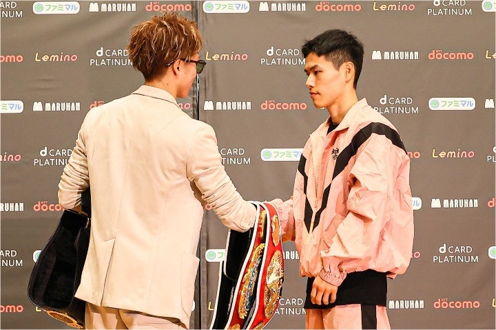 井上(左)は記念撮影後、キム・イェジョン(右)と握手を交わした。© Lemino/SECOND CAREER