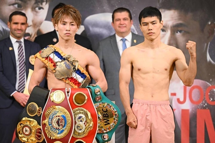 井上(左)とキム・イェジュン(右)はともに計量を一発パスした。写真:金子拓弥(THE DIGEST写真部)