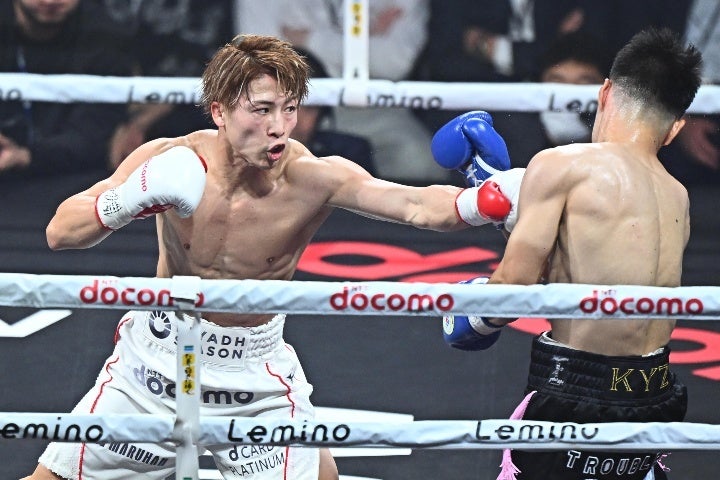 井上（左）はキム・イェジュン（右）を４Rで下し、３度目の防衛に成功した。写真：金子拓弥（THE DIGEST写真部）