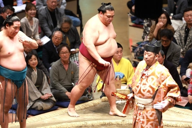 大相撲千秋楽を特等席の最前列で観戦する武田鉄矢さんと川上麻衣子さん。写真：産経新聞社