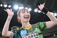 全日本３連覇を果たして笑顔が弾ける早田。ロス五輪への“season2”に想いを寄せた。写真：松尾/アフロスポーツ